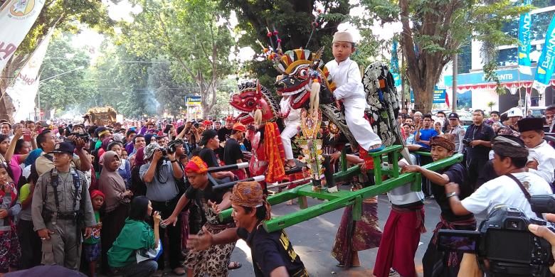 Tradisi Praje Besunat dari masyarakat suku Sasak Lombok meriahkan carnaval bulan budaya Lombok Sumbawa. Acara digelar di sepanjang Jalan Pejanggik, Kota Mataram, Selasa (18/8/2015).