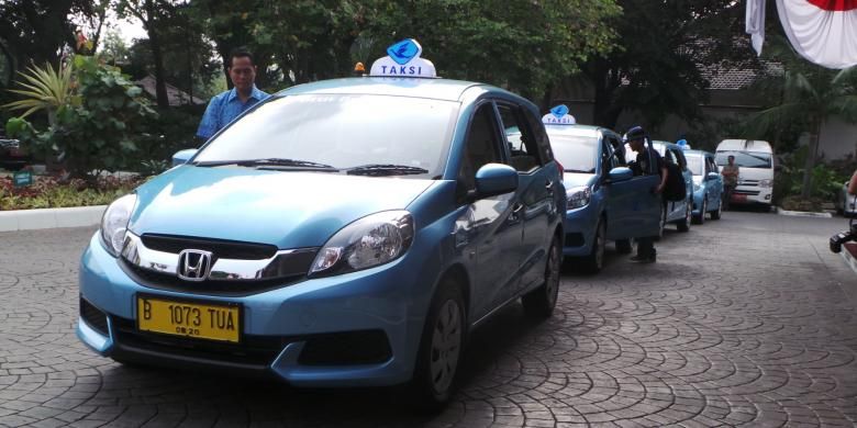 Taksi reguler jenis Multi Purpose Vehicle (MPV) Honda Mobilio yang diluncurkan PT Blue Bird Tbk. 