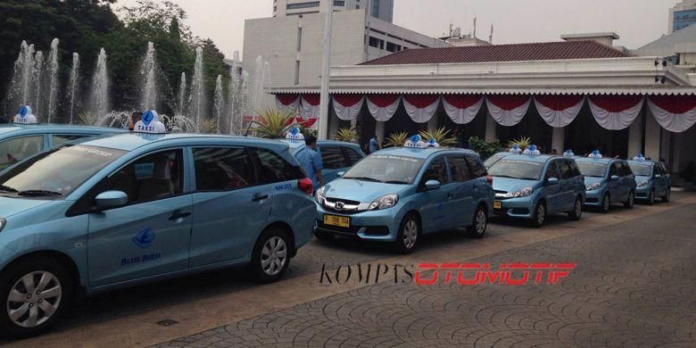 Blue Bird dengan unit Honda Mobilio