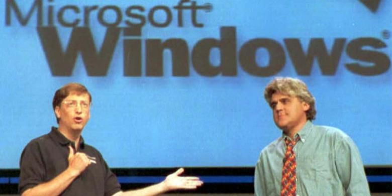 CEO Microsoft, Bill Gates dan komedian Jay Leno saat peluncuran Windows 95 di Redmond, Washington.