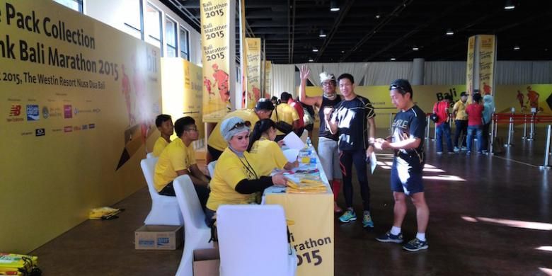 Para peserta BII Maybank Bali Marathon mengambil race pack (perlengkapan lomba) di Hotel Westin, Nusa Dua, Bali, Jumat (28/8/2015).