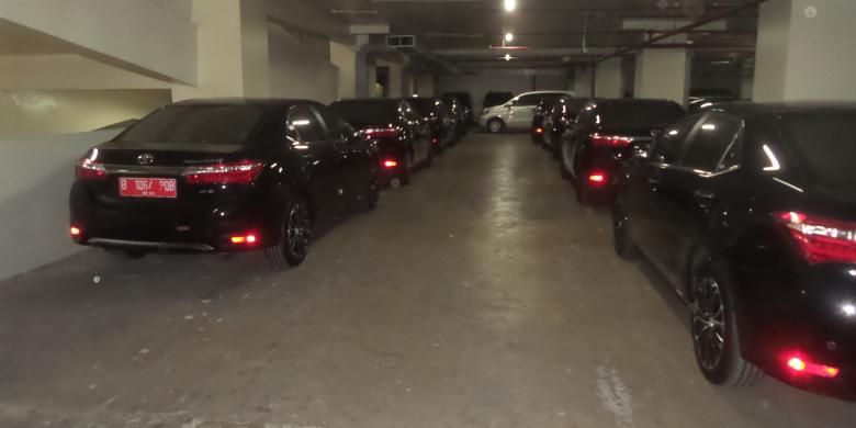 Puluhan mobil sedan merek Toyota Corolla Altis yang terparkir di basement Gedung DPRD DKI, Rabu (2/9/2015). Kendaraan-kendaraan yang baru saja dibeli ini rencananya akan digunakan sebagai mobil dinas anggota DPRD DKI.