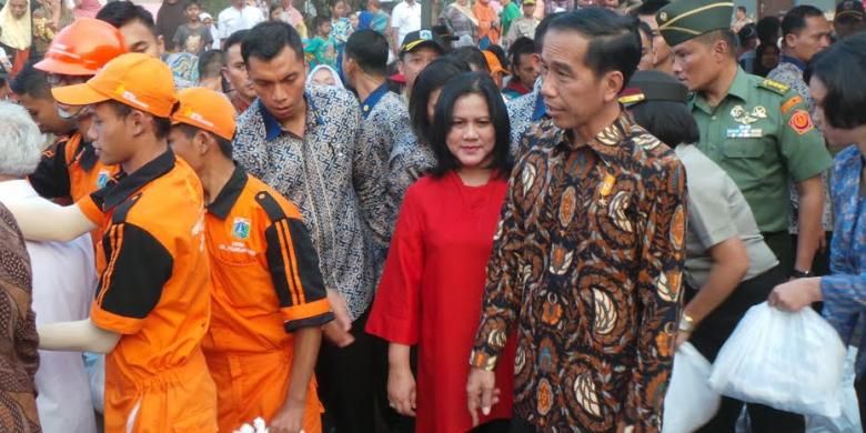 Presiden Joko Widodo bersama Ibu Negara Iriana Joko Widodo saat membagikan paket sembako di Lapangan Bedeng, Pisangan Baru Tengah, Pisangan Baru, Kecamatan Matraman, Kota Jakarta Timur, Selasa (8/9/2015).