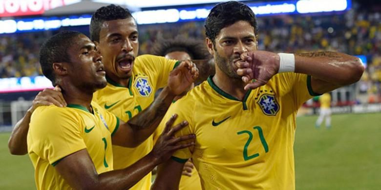Hulk membuka keran gol Brasil saat menang 4-1 atas Amerika Serikat, Selasa (8/9/2015). 