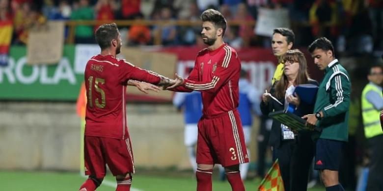 Dua pemain belakang tim nasional Spanyol, Sergio Ramos (kiri) dan Gerard Pique.