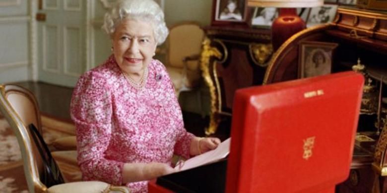 Istana Buckingham mengeluarkan dua foto baru Ratu Elizabeth II. 