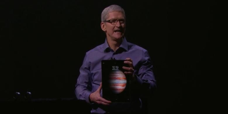 CEO Apple Tim Cook menunjukkan iPad Pro terbaru