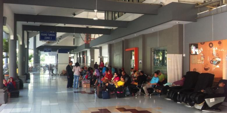 Para penumpang kereta api sedang menunggu keberangkatan di Ruang Tunggu Zona 3 Stasiun Gubeng, Surabaya, Jawa Timur, Rabu (9/9/9/2015).