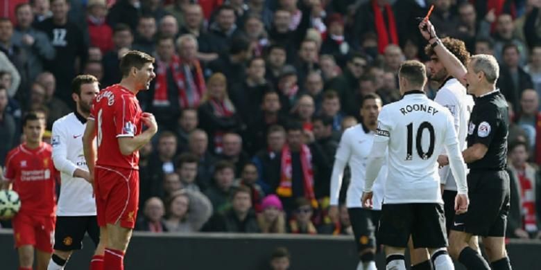 Steven Gerrard menerima kartu merah pada laga melawan Manchester United di Anfield, Liverpool, 22 Maret 2015.