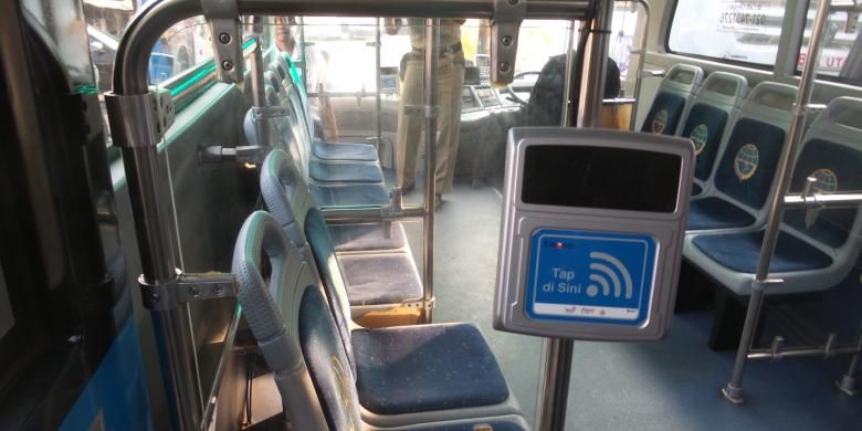 Mesin tiket elektronik yang terpasang di bus transjabodetabek