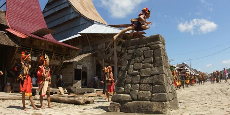 Tradisi Hombo Batu atau lompat batu di Kepulauan Nias, Sumatera Utara.