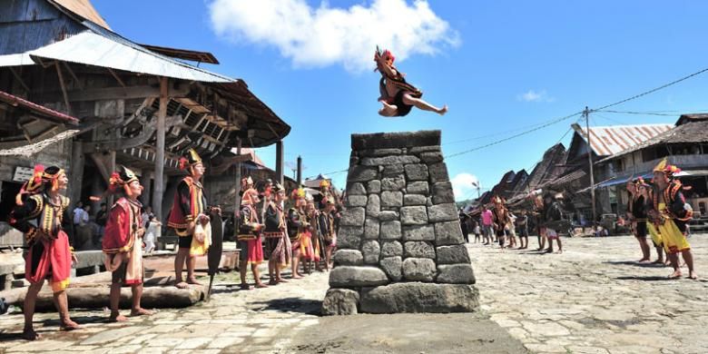 Tradisi Hombo Batu atau lompat batu di Kepulauan Nias, Sumatera Utara.