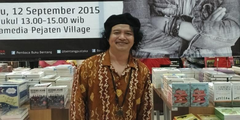 Andrea Hirata diabadikan di Pejaten Village, Pejaten, Jakarta Selatan, Sabtu (12/9/2015).