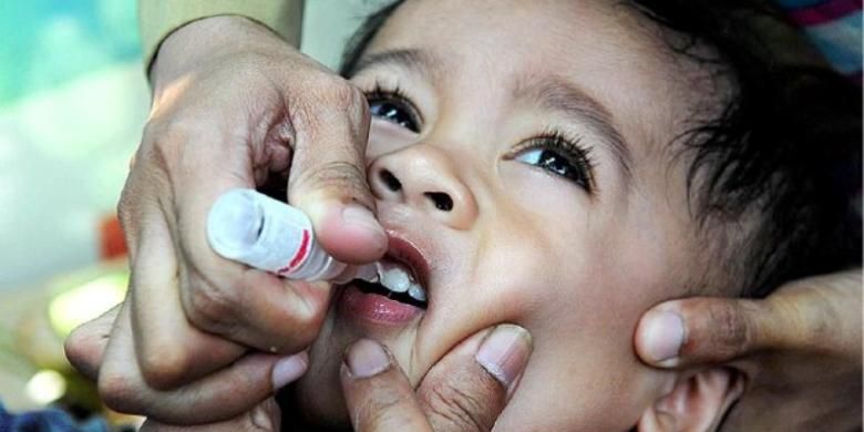 Seorang bocah mendapatkan imunisasi polio.