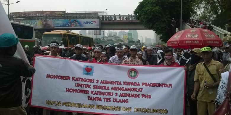 10 ribuan pendemo dari PGRI dan FHK2I melakukan aksi damai menuntut pemerintah untuk segera mengangkat honorer K2 menjadi Guru PNS. Selasa, (15/09/15)