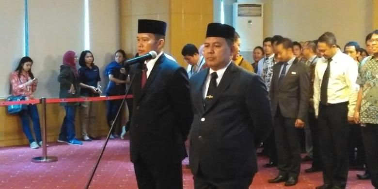 Pimpinan KPK resmi melantik Kombes Aris Budiman (kiri) sebagai Direktur Penyidikan KPK dan Setiadi (kanan) sebagai Kepala Biro Hukum KPK di auditorium KPK, Jakarta, Rabu (16/9/2015).