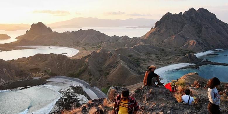 Wisatawan berfoto di puncak bukit di Pulau Padar dengan latar belakang teluk-teluk yang ada di pulau yang berada di kawasan Taman Nasional Komodo di Kabupaten Manggarai Barat, Nusa Tenggara Timur, tersebut, 31 Agustus 2015.