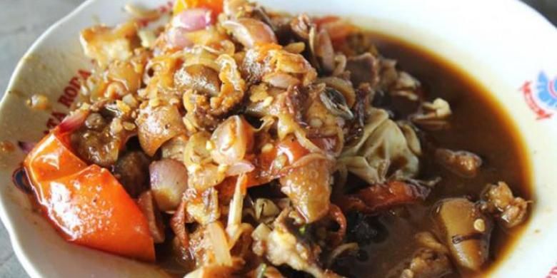 Tongseng di Sate Petir Pak Nano, di dusun Menayu, Kelurahan Tirtonirmolo, Kecamatan Kasihan, Kabupaten Bantul, DI Yogyakarta.