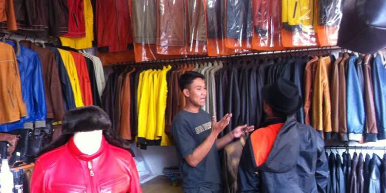 Seorang penjual tengah menjelaskan produk berupa jaket berbahan dasar kulit kepada wisatawan di salah satu toko di kawasan Sentra Kulit Sukaregang, Kecamatan Garut Kota, Garut, Jawa Barat, Jumat (18/9/2015).