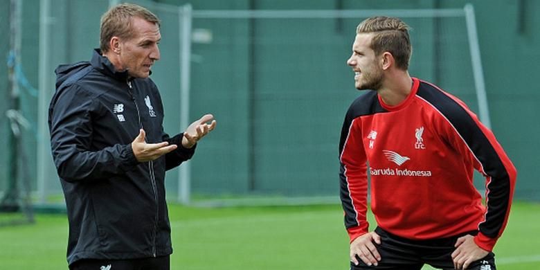 Brendan Rodgers dan Jordan Henderson pada satu sesi latihan Liverpool. 