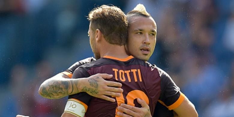 Radja Nainggolan menyalamati Francesco Totti saat bermain imbang 2-2 melawan Sassuolo, Minggu (20/9/2015). 