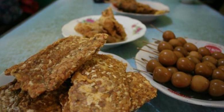 Tempe dan sate telur puyuh menjadi lauk pendamping soto di Soto Seger Mbok Giyem Boyolali, Jawa Tengah.  