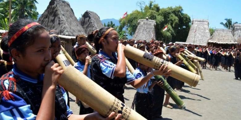 Pagelaran Musik Tiup Tradisional Bombardom, sekaligus pemecahan rekor MURI di Kampung Tololela, Desa Manubhara, Kecamatan Inerie, kawasan Wisata Lembah Jerebu, Kabupaten Ngada, Flores, NTT, Sabtu (19/9/2015).