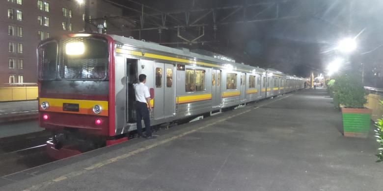 Rangkaian kereta rel listrik (KRL) commuterline dengan formasi 12 kereta saat berhenti di Stasiun Gondangdia, Jakarta Pusat, Selasa (22/9/2015)