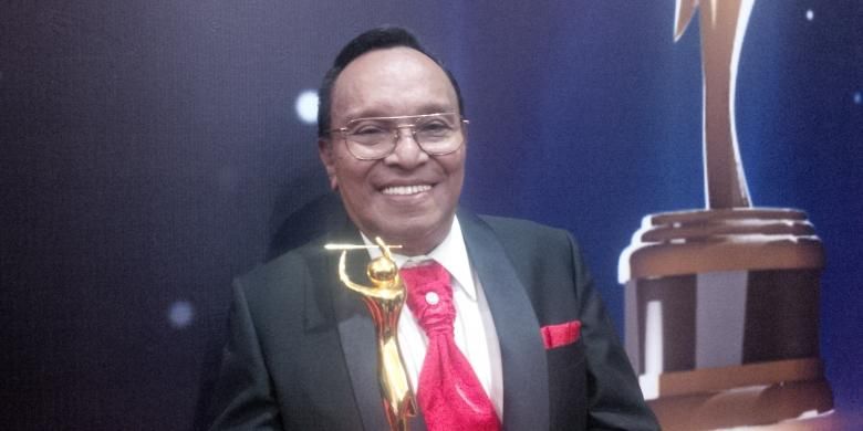 Penyanyi Bob Tutupoly diabadikan usai menerima Legend Award versi AMI Awards 2015, di Ecovention Park, Ancol, Jakarta Utara, Rabu (23/9/2015).