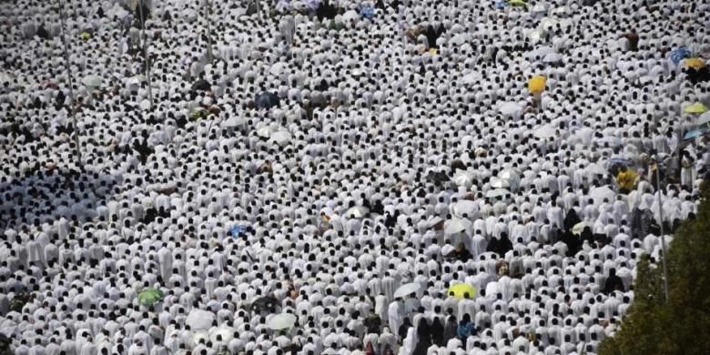 Ribuan umat Islam shalat berjamaah di Masjid Namira, Padang Arafah, dekat kota suci Mekah, Saudi Arabia, 23 September 2015. Umat Islam berkumpul di Padang Arafah pada puncak ibadah haji, tepatnya 9 Dzulhijjah pada penanggalan Islam.