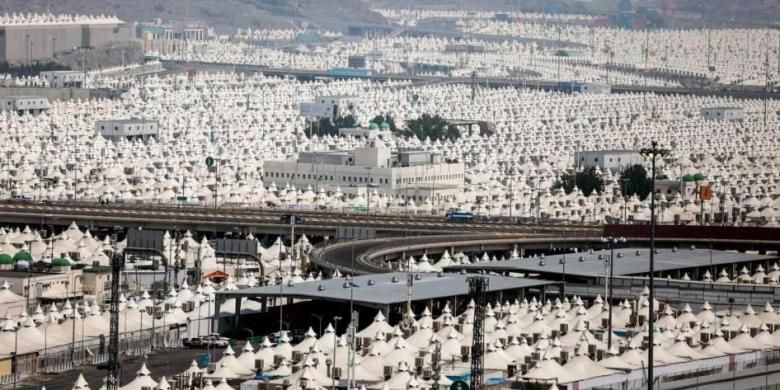 Ribuan tenda untuk menampung umat Islam yang tengah melangsungkan ibadah haji di Mina, di luar kota Mekah, Saudi Arabia, 19 September 2015. Sekitar 3 juta umat Islam dari berbagai penjuru dunia berkumpul di Mekah untuk melangsungkan ibadah Haji