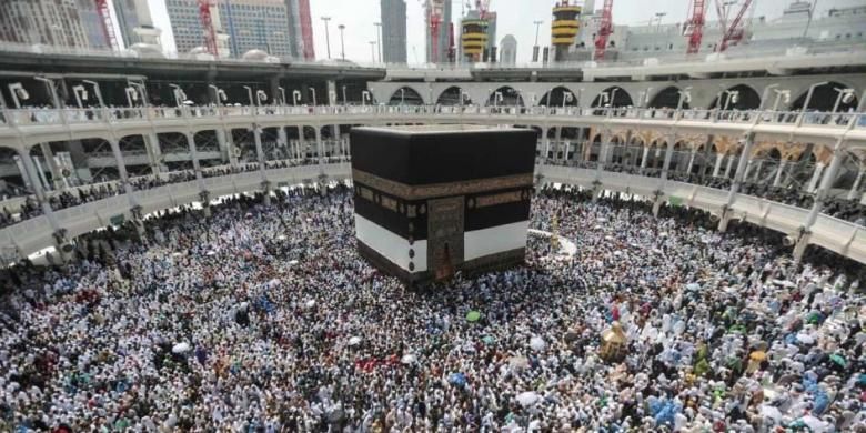 Umat Islam melakukan tawaf atau berjalan mengelilingi Kakbah di Masjidil Haram, kota suci Mekah, Saudi Arabia, 20 September 2015. Tawaf dilakukan sebagai bagian dari rangkaian ibadah haji.