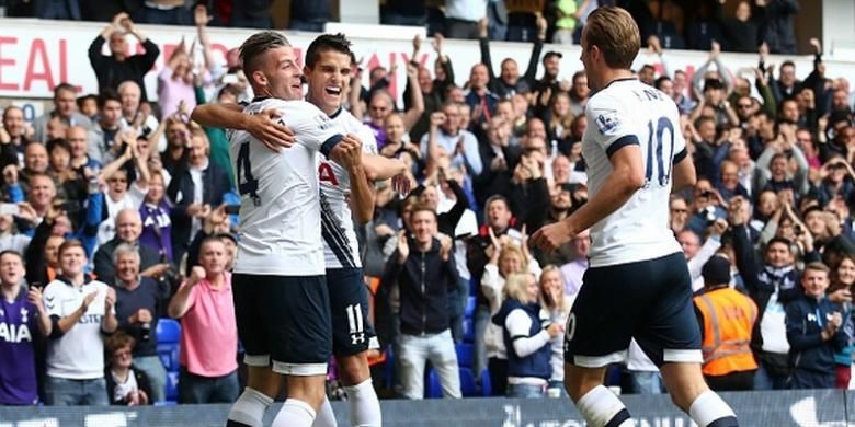 Toby Alderweireld, Erik Lamela, dan Harry Kane merayakan gol Tottenham Hotspur ke gawang Manchester City, Sabtu (26/9/2015). 