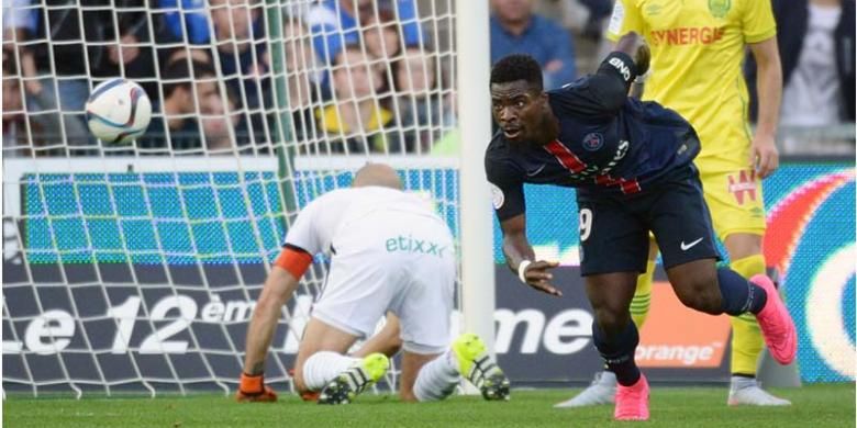 Bek Paris Saint-Germain asal Pantai Gading, Serge Aurier (2 dari kanan), mencetak gol ke gawang Nantes pada laga Ligue 1 di Beaujoire stadium di Nantes, Sabtu (26/9/2015).