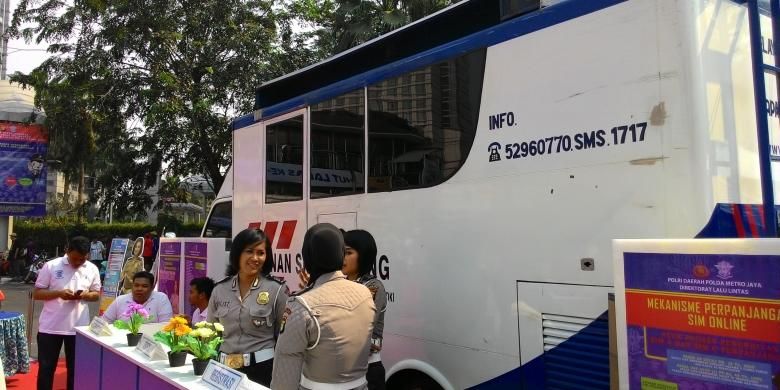 Direktorat Lalu Lintas Polda Metro Jaya meluncurkan layanan Surat Izin Mengemudi (SIM) online pada Minggu (27/9/2015) di area car free day (CFD), Jalan Sudirman-Thamrin. 
