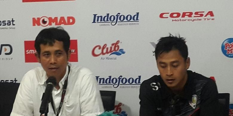 Pelatih Arema Cronus, Joko Susilo (kiri), bersama salah satu pemainnya, Samsul Arif, menghadiri konferensi pers usai laga Piala Presiden 2015 melawan Bali United, Mingu (17/9/2015)