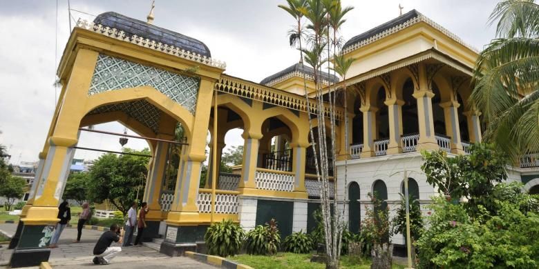 Pengunjung melihat Istana Maimun yang merupakan peninggalan Kesultanan Deli di Kota Medan, Sumatera Utara, Sabtu (28/4/2012). Istana yang dibangun pada tahun 1888 oleh Sultan Makmun Al-Rasid ini merupakan bangunan bersejarah yang menjadi ikon kota. Di dalamnya tersimpan benda-benda peninggalan keluarga kesultanan yang lekat dengan sejarah budaya Melayu di Medan. 