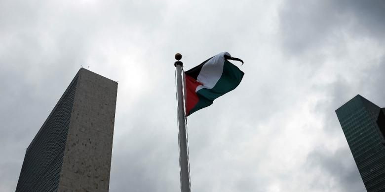 Bendera Palestina berkibar untuk pertama kalinya di markas Perserikatan Bangsa-bangsa (PBB) di New York, Rabu (30/9/2015).