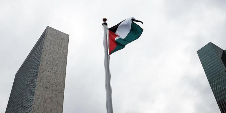 Bendera Palestina berkibar untuk pertama kalinya di markas Perserikatan Bangsa-bangsa (PBB) di New York, Rabu (30/9/2015).