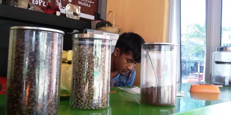 Peracik kopi Gayo sedang memilih biji kopi di Taman Simpang Legos, Kota Lhokseumawe, Aceh, Jumat (2/10/2015).