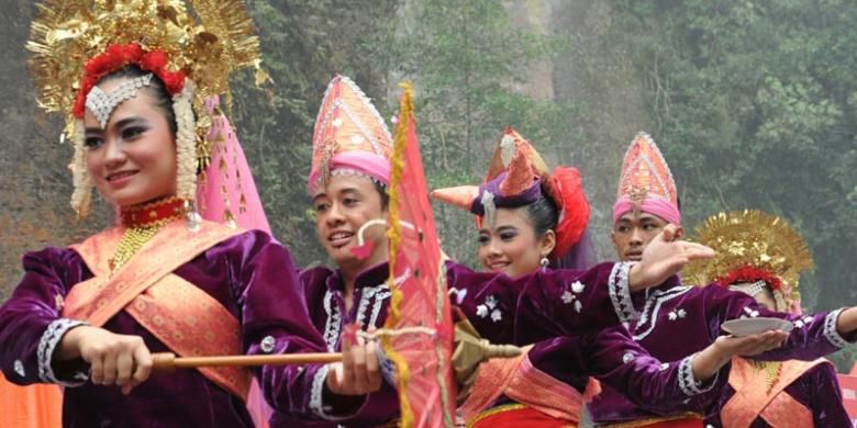 Keceriaan muda-mudi Payakumbuh, Sumatera Barat, saat menampilkan tarian tradisional menyambut peserta Tour de Singkarak (TdS) 2015.