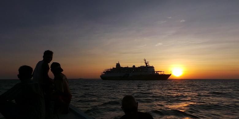 Para wisatawan menikmati momen-momen matahari terbenam setelah snorkeling di Laut Karimunjawa, Jepara, Jawa Tengah, Sabtu (18/7/2015). PT Pelni menawarkan pilihan wisata bahari seperti ke Karimunjawa menggunakan kapal feri.