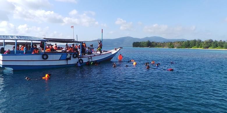 Para wisatawan sedang menikmati Laut Karimunjawa dengan melakukan snorkeling saat mengikuti paket wisata Lets Go Karimun Jawa dari PT Pelni ke Karimunjawa, Jepara, Jawa Tengah, Sabtu (18/7/2015). Snorkeling adalah salah satu atraksi yang dapat dilakukan oleh wisatawan saat berkunjung ke Karimunjawa.