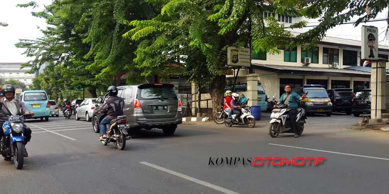 Sepeda motor melawan arus di dekat Polsek Kebayoran Lama, Jumat (9/10/2015).