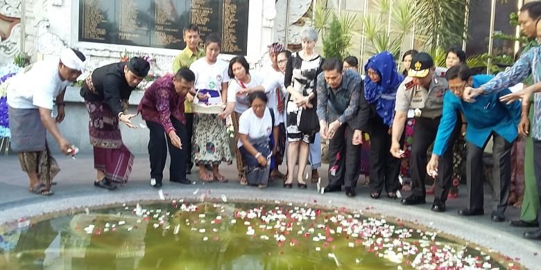 Tabur bunga peringatan tragedi Bom Bali ke-13 di Monumen Bom Bali, Jalan Legian, Kuta, Senin (12/10/2015).