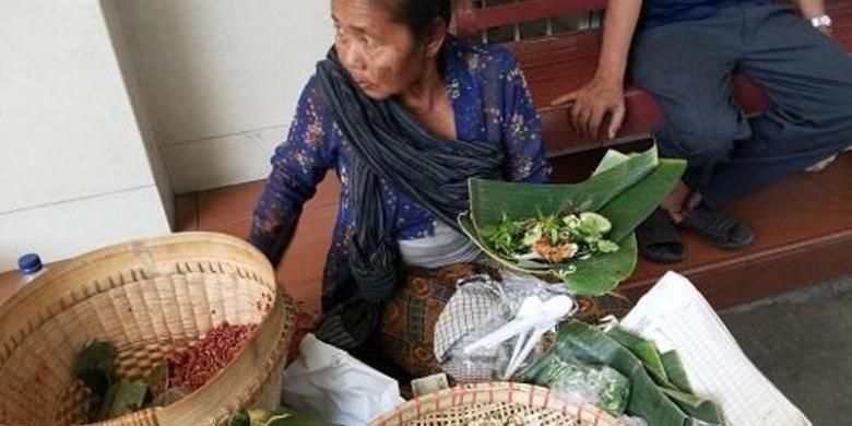 Pecel sayuran dan nasi merah Mpok Suti di Solo