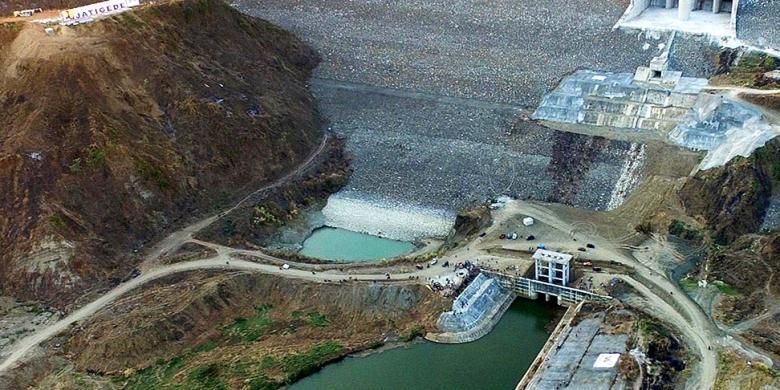 Bangunan dam di Waduk Jatigede, Kabupaten Sumedang, Jawa Barat, resmi diairi untuk tahap I, Senin (31/8/2015).