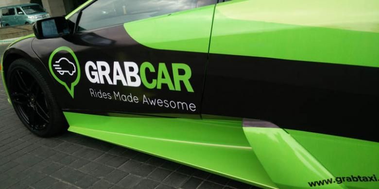 Mobil sport mewah yang bisa disewa gratis selama masa kampanye GrabSpeed di Jakarta.
