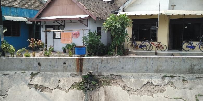 Di banyak tempat, termasuk wilayah Kali Jenes, Surakarta, banyak warga masih membuang limbah tinja ke sungai. Perilaku ini mencemari sungai dan berpotensi menimbulkan wabah diare. Pemerintah perlu berperan agar pengolahan tinja bisa diperbaiki.