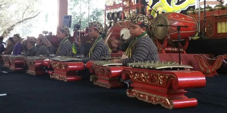 anak-anak salah satu Sekolah Dasar saat memainkan alat musik Gamelan 